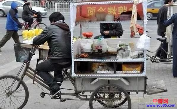 退休老人蹬三轮车做买卖,月收入过万-第1张图片-智慧创业网 退休老人蹬三轮车做买卖,月收入过万-第1张图片-智慧创业网