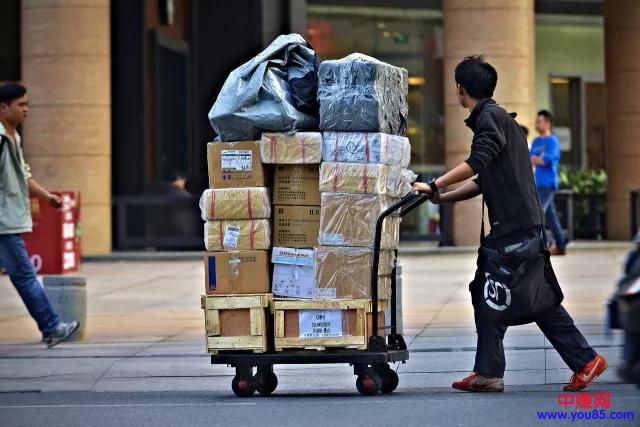 他从快递小哥做起，如今身价1500亿，成为马云最敬佩的人！